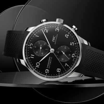 Zeitlose Eleganz trifft auf sportliche Präzision.
Die IWC Portugieser Chronograph Ref. IW371609 begeistert mit ihrem harmonischen Design, dem markanten schwarzen Zifferblatt und den charakteristischen vertieften Totalisatoren. Das 41-mm-Edelstahlgehäuse kombiniert klassische Ästhetik mit moderner Uhrmacherkunst, während das schwarze Alligatorlederarmband den luxuriösen Auftritt perfekt abrundet.
@iwcwatches  @iwcwatches_ger 
#IWCSchaffhausen #IWCportugieser #JuwelierGadebusch #köln
