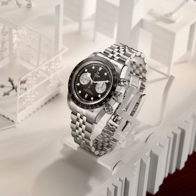 Genießen Sie jeden Augenblick Ihrer Feiertage mit Ihren Liebsten mit @tudorwatchs Black Bay Chrono, der entworfen wurde, um Zeit mit magischer Präzision zu messen. #TudorWatch #BornToDare #JuwelierGadebusch #Köln