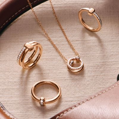 🤍 Pomellato Together – verbunden durch Liebe, getragen mit Stil 🤍
Die ikonische Together Kollektion von @pomellato  erzählt von den unsichtbaren Banden, die uns verbinden. Weiches Roségold, funkelnde weiße Diamanten und das charakteristische Verbindungselement verschmelzen zu Schmuckstücken voller Gefühl und moderner Eleganz.
Die Doppelringe stehen für zwei Seelen, die zu einem Ganzen werden – pur, zeitlos und wandelbar. Ob das verbindende Glied sichtbar getragen oder dezent verborgen wird, entscheidet allein die Trägerin. Der vollständig mit Diamanten besetzte Ring interpretiert Liebe neu: als modernes Symbol für Partnerschaft, Freundschaft oder Selbstliebe.
Der Together Anhänger greift diese Symbolik auf besondere Weise auf: Zwei verbundene Formen, die sich sanft bewegen, erinnern daran, dass wahre Liebe Freiheit bedeutet.✨💎
#Pomellato #PomellatoTogether #JuwelierGadebusch #köln