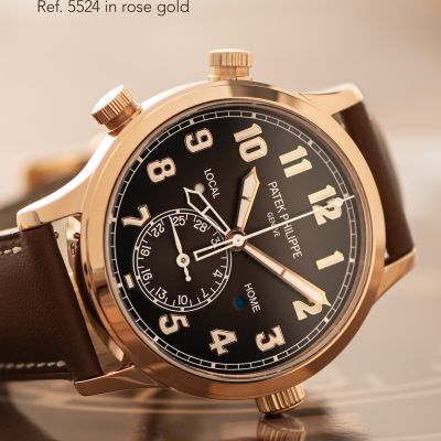 Zwei Zeitzonen. Eine klare Designsprache. 

Die Calatrava Pilot Travel Time von @patekphilippe verbindet funktionale Fliegeruhren-Tradition mit zeitloser Eleganz: Roségold trifft auf ein warmes braunes Sonnenschliff-Zifferblatt mit schwarzem Farbverlauf, ergänzt durch eine zweite Zeitzone und eine an die Lokalzeit gekoppelte Datumsanzeige.

#PatekPhilippe #PatekTime #JuwelierGadebusch #Köln