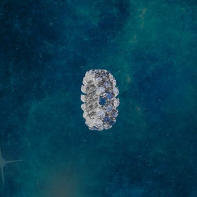 💙 Blau in all seinen Nuancen.
Der @serafino_consoli_jewelry  Multisize Ring verbindet drei Reihen aus Weißgold mit einem faszinierenden Mix aus blauen Saphiren – von tiefen bis zu leuchtenden Blautönen. Ein außergewöhnliches Farbspiel, das jedem Look besondere Tiefe verleiht. ✨
Und das Besondere? Der Ring wächst mit. Dank der patentierten Multisize-Technologie lässt sich seine Größe mit nur einer Berührung verändern und individuell anpassen.
Drei Reihen. Unzählige Blautöne. Eine Innovation, die mit Ihnen wächst.
#SerafinoConsoli #ItalianJewels #JuwelierGadebusch #köln