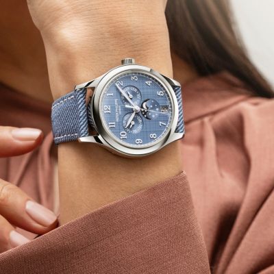 Die @patekphilippe  Jahreskalender Mondphase 4946G-001 vereint raffinierte Komplikationen mit einem modernen, zeitgemäßen Design. Das Weißgoldgehäuse umrahmt ein blau-graues Zifferblatt mit feiner Satinierung im „Shantung“-Stil, inspiriert von natürlicher Rohseide. Das blau-graue Kalbslederarmband im Denim-Look mit kontrastierenden weißen Nähten verleiht dem Zeitmesser eine besondere Leichtigkeit.
Im Inneren arbeitet das Automatik-Kaliber 26-330 S QA LU mit dem patentierten Jahreskalender von Patek Philippe. Wochentag, Monat und Datum werden übersichtlich dargestellt, während die harmonisch integrierte Mondphasenanzeige das Gesamtbild stilvoll vollendet.
#PatekPhilippe #PatekTime #Complications #JuwelierGadebusch #köln