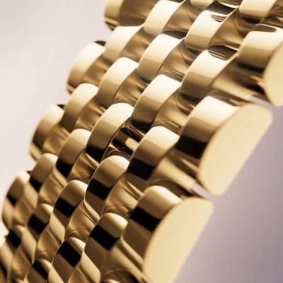 Die Geometrie der Eleganz. Die Ausführung in 18 Karat Gelbgold mit tiefweißem Zifferblatt präsentiert sich mit einem neuen Armband, Settimo, das exklusiv für die @Rolex 1908 kreiert wurde. Dieses siebenreihige Armband mit sehr kleinen Elementen besticht durch Finesse, Geschmeidigkeit und Tragekomfort. Das vollständig polierte Band beeindruckt durch die Vielfalt seiner Reflexe. #Rolex #Perpetual1908 #WatchesAndWonders2025 #JuwelierGadebusch #köln