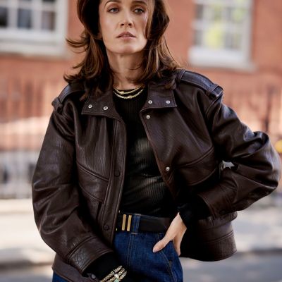 ✨ @fope1929  Eka Kollektion – italienische Eleganz mit modernem Twist 💫
Die flexiblen Flex’it-Armbänder und -Ketten aus 18 Karat Gold vereinen Innovation und Raffinesse. Die Rondelle der Armbänder setzen mit grünem Chrysopras, schwarzem Onyx oder weißem Kogolong farbliche Akzente. Die Verschlüsse der Ketten sind veredelt mit einem weißen oder schwarzen Diamanten und setzen so ein dezentes Statement.💎 
Ob solo getragen oder miteinander kombiniert – diese Schmuckstücke sind minimalistische Hingucker mit einem besonderen Twist. Perfekt für jeden Look, jeden Tag. ✨
#FOPE #JuwelierGadebusch #köln