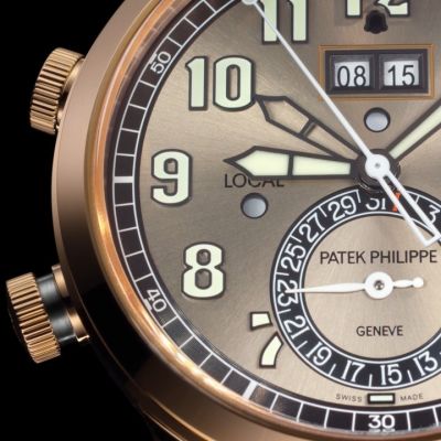 Mit der zweifarbigen Ausführung der Referenz 5520 zeigt @patekphilippe  einmal mehr, was echte Reiseuhren auszeichnet. Das Zusammenspiel aus Roségold-Gehäuse, Weißgold-Drückern und grauem Zifferblatt mit edlem Sonnenschliff verleiht der Grande Complication eine stilvolle Präsenz.
Das automatische Kaliber AL 30-660 S C FUS vereint patentierte Technik mit uhrmacherischer Finesse: Der integrierte 24-Stunden-Alarm schlägt klassisch auf eine Tonfeder, während der exklusive Travel Time-Mechanismus eine zweite Zeitzone und ein auf die Ortszeit bezogenes Datum ermöglicht.
Feinste Materialien, technische Raffinesse und ikonisches Design machen diese Uhr zum idealen Begleiter für alle, die mit höchstem Anspruch reisen. ✈️🌍
#PatekPhilippe #PatekTime #GrandeComplications #JuwelierGadebusch #köln