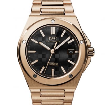 ✨ Zeitlose Eleganz trifft auf pure Ingenieurskunst ✨
Die Ingenieur Automatic 40 vereint markantes Design mit luxuriösen Materialien: Ein Gehäuse und Armband aus edlem 18 Karat Rotgold, kombiniert mit einem tiefschwarzen Zifferblatt und goldenen Details – ein Statement für Stil und Präzision.
Mit ihrem perfekt proportionierten 40 mm Durchmesser und dem automatischen Manufakturwerk steht diese Uhr für höchste Handwerkskunst und moderne Performance – gemacht für alle, die das Besondere suchen.
@iwcwatches @iwcwatches_ger 
#IWCSchaffhausen #Ingenieur #JuwelierGadebusch #köln