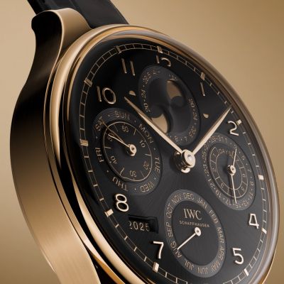 Ikone der Haute Horlogerie. Seit Jahrzehnten. ✨
Der Portugieser Perpetual Calendar von IWC Schaffhausen vereint visionäre Ingenieurskunst mit zeitloser Ästhetik. Der in den 1980er-Jahren von Kurt Klaus entwickelte Ewige Kalender zählt zu den genialsten Konstruktionen der modernen Uhrmacherei – und ist seit 2003 ein Herzstück der Portugieser-Kollektion.
Dieses Modell (Ref. IW503702) beeindruckt mit 44,4 mm Gehäuse aus 18 ct Armor Gold®, schwarzem Zifferblatt und schwarzem Santoni-Alligatorlederband. Im Inneren arbeitet das IWC-Manufakturwerk mit Pellaton-Aufzug, 7-Tage-Gangreserve und einer Schwungmasse aus 18 Karat Rotgold.
Ewiger Kalender mit Datum, Wochentag, Monat, vierstelliger Jahresanzeige und ewiger Mondphase – eine Komplikation für die Ewigkeit. 🌙
@iwcwatches  @iwcwatches_ger 
#IWCSchaffhausen #Portugieser #JuwelierGadebusch #köln