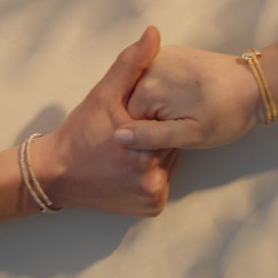 An Weihnachten schenken, was das Herz berührt. ✨
Die POWER-Armbänder von Wellendorff aus 18 Karat Gold tragen nicht nur Kraft und Lebensenergie in sich – sie verbinden Herzen, halten Gefühle fest und machen jeden Moment mit Ihren Liebsten unvergesslich. Im kleinen Schatzkästchen aus Gold bewahren sie persönliche Botschaften, die nur der Träger oder die Trägerin lesen kann – ein Geschenk voller Liebe, das Gefühle für immer festhält. 💛
#Wellendorff #FederndesGold #Manufaktur #JuwelierGadebusch #köln