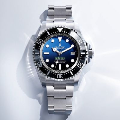Die @rolex  Deepsea. Für diejenigen, die unter Druck das Unmögliche schaffen. Mit einem Zifferblatt D-blue mit subtilem Farbverlauf, als Hommage an den ersten Tauchgang zum Grund des Marianengrabens von James Cameron. Ringlock-System, bestehend aus bombiertem Saphirglas, einem Kompressionsring aus stickstoff&shy;legiertem Stahl und einem Gehäuseboden in Titan RLX, um die Wasserdichtheit bis zu einer Tiefe von 3.900 Metern zu gewährleisten. 44 mm, Kaliber 3235.
#Rolex #RolexDeepsea #OfficialRolexRetailer #JuwelierGadebusch #köln