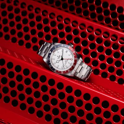 Die @tudorwatch  Black Bay GMT. Edelstahlgehäuse von 41 mm. Opalfarbenes Zifferblatt. Manufakturwerk. Fünfjahresgarantie. #TudorWatch #BornToDare #TudorBoutiqueKöln