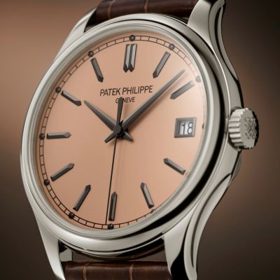 Die @patekphilippe  Calatrava Ref. 5227G verbindet klassisches Design mit feinster Uhrmacherkunst. Das opalinfarbene Zifferblatt in Roségold-Ton, das polierte Weißgoldgehäuse und das schokoladenbraune Alligatorlederband verleihen ihr einen unverwechselbaren Vintage-Charakter.
Ein besonderes Detail: Das Offiziersgehäuse mit verborgenem Saphirglasboden gibt den Blick auf das Automatikkaliber frei – eine stilvolle Hommage an traditionelle Uhrmacherkunst.
#PatekPhilippe #PatekTime #Calatrava #JuwelierGadebusch #köln