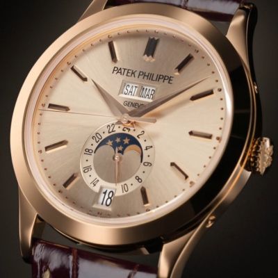 Die @patekphilippe  Jahreskalender Mondphase 5396R-016 vereint klassische Ästhetik mit einer der faszinierendsten Komplikationen der Haute Horlogerie. Das Roségoldgehäuse harmoniert perfekt mit dem sandbeigen Sonnenschliff-Zifferblatt und verleiht der Uhr eine moderne, zugleich zeitlose Ausstrahlung.
Im Inneren arbeitet das Automatik-Kaliber 26-330 S QA LU 24H mit patentiertem Jahreskalender, Mondphasenanzeige sowie 24-Stunden-Display. Tag, Datum und Monat sind klassisch in Fenstern angeordnet.
Ein handgenähtes Alligatorlederarmband in dunkel kastanienbraun sowie ein Saphirglasboden, der den Blick auf das fein veredelte Uhrwerk freigibt, vollenden das Design.
#PatekPhilippe #PatekTime #Complications #JuwelierGadebusch #köln