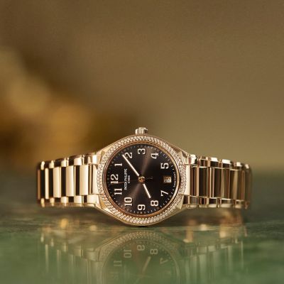 ✨ Zeitlose Eleganz für moderne Frauen ✨
Für alle, die Stil nicht suchen, sondern ausstrahlen: Die Twenty~4 Automatic von @patekphilippe  in Roségold vereint feminine Raffinesse mit höchster Uhrmacherkunst. Das runde Gehäuse mit einer doppelten Reihe funkelnder Diamanten zieht alle Blicke auf sich, während das braune Sonnenschliff-Zifferblatt mit applizierten Ziffern und schlanken Roségold-Zeigern in warmem Licht erstrahlt. Das vollständig polierte Roségoldarmband mit patentierter Faltschließe vollendet den luxuriösen Charakter dieser Uhr, die Präzision und Selbstbewusstsein in jedem Detail verkörpert.
#PatekPhilippe #PatekTime #Twentyfour #JuwelierGadebusch #köln