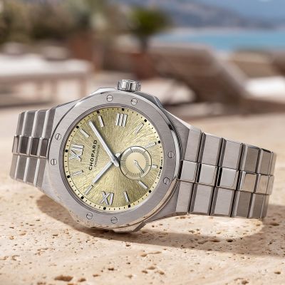 Die @chopard  Alpine Eagle 41 XPS vereint ultraflaches Design mit technischer Raffinesse und höchster Uhrmacherkunst. ✨⌚️
Gefertigt aus Lucent Steel™ und nur 8 mm dünn, präsentiert sie sich mit einem „Mountain Glow“-Zifferblatt – einem warmen Elfenbeinton, inspiriert vom ersten Licht auf den verschneiten Gipfeln der Alpen. 🏔️☀️ Die irisartige Struktur verleiht dem Zifferblatt faszinierende Tiefe. ✨
#Chopard #AlpineEagle #JuwelierGadebusch #Köln