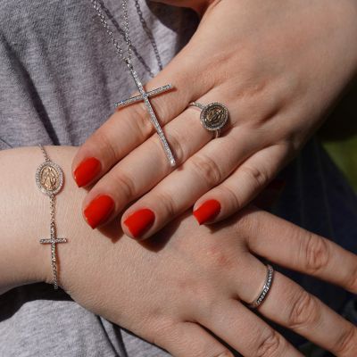 Unsere hauseigenen Gadebusch Juwelen zeigen, wie vielseitig feiner Schmuck sein kann:
Die Kombination aus dem Ring und Armband der Heilige Ursula Kollektion, dem diamantbesetzten Kreuz-Anhänger aus Weißgold aus unserer DNA Kollektion sowie dem Memoire-Ring aus der Infinity Kollektion schafft einen dezenten und zugleich besonderen Look.
Ob im Alltag oder als stilvolle Ergänzung zu einem eleganten Outfit - diese Kombination unterstreicht Persönlichkeit, Stil und zeitlose Schönheit.
#GadebuschJuwelen #TraditionellAnders #JuwelierGadebusch #köln