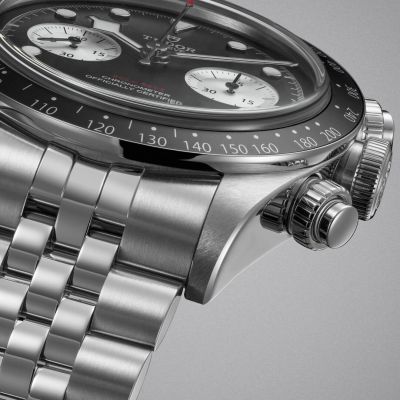 Der @tudorwatch  Black Bay Chrono präsentiert sich mit einem Gehäuse in Edelstahl von 41 mm und verfügt nun über ein fünfreihiges Armband in Edelstahl mit TUDOR „T‑fit“-Schließe mit Schnellverstellsystem. #TudorWatch #BornToDare #TudorBoutiqueKöln