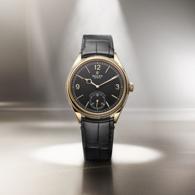 Die @rolex  Perpetual 1908 in 18 Karat Gelbgold mit tiefschwarzem Zifferblatt und schwarzem Alligatorlederband.
#Rolex #Perpetual1908 #OfficialRolexRetailer #JuwelierGadebusch #köln