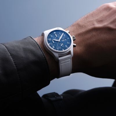 Die Pilot’s Watch Chronograph 41 Le Petit Prince verbindet die Magie von Antoine de Saint-Exupérys weltberühmter Erzählung mit innovativer Uhrmacherkunst von IWC Schaffhausen. 
Das markante blaue Zifferblatt trifft auf ein hochwertiges Gehäuse aus weißer Keramik und wird durch ein weißes Kautschukband mit EasX-CHANGE®-System perfekt ergänzt. Im Inneren sorgt ein IWC-Manufakturkaliber mit Automatikaufzug für höchste Präzision.
Eine Uhr für alle, die von Abenteuern träumen und dabei keine Kompromisse bei Stil und Technik eingehen. 
@iwcwatches  @iwcwatches_ger 
#IWCSchaffhausen #iwcpilot #JuwelierGadebusch #köln
