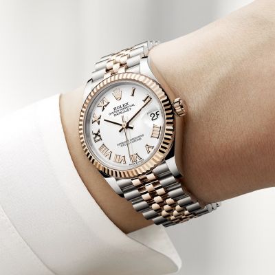 Die klassische Armbanduhr par excellence. Die @rolex Datejust 31 in Edelstahl Oystersteel und Everose-Gold mit einem Gehäuse von 31 mm, einem weißen Zifferblatt und Jubilee-Band.#Rolex #Datejust #OfficialRolexRetailer #JuwelierGadebusch #Köln