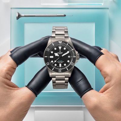 Um den Herausforderungen in 1.000 Metern Tiefe standzuhalten, verfügt die neue METAS-zertifizierte Pelagos Ultra über ein Gehäuse von 43 mm, ein verbessertes Zifferblatt für erhöhte Ablesbarkeit und ein Armband in Titan mit eigenem Schnellverstellsystem.#TudorWatch #BornToDare #TudorBoutiqueKöln