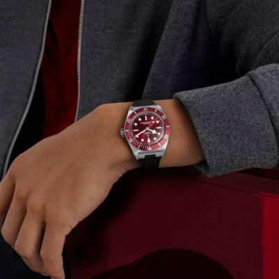 Erleben Sie die Black Bay 58 von @tudorwatch  mit einem 39-mm-Edelstahlgehäuse und dem COSC-zertifizierten Manufakturwerk Kaliber MT5400-U.#TudorWatch #BornToDare #TudorBoutiqueKöln