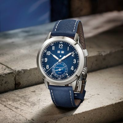 🔔 Klang trifft Präzision
Mit der Referenz 5322G interpretiert @patekphilippe  die klassische Calatrava neu – und verleiht ihr eine außergewöhnliche Komplikation: eine 24-Stunden-Alarmfunktion mit echtem Schlag auf eine traditionelle Tonfeder.
Angetrieben vom automatischen Kaliber AL 30-660 S C, ist sie die einzige wasserdichte Schlagwerkuhr von Patek Philippe – ausgestattet mit gleich vier Patenten für ihre innovative Alarmfunktion. 
Das strukturierte, lackierte Zifferblatt in tiefem Navy-Blau mit sanftem Schwarzverlauf verleiht der Uhr eine faszinierende Tiefe.
Das Gehäuse aus Weißgold mit aufwendig gearbeitetem Clous-de-Paris-Dekor sowie skelettierten Bandanstößen unterstreicht den anspruchsvollen Charakter. 
Eine Calatrava für Kenner – technisch raffiniert, klangvoll und unverwechselbar. ✨
#PatekTime #PatekPhilippe #GrandComplications #JuwelierGadebusch #köln