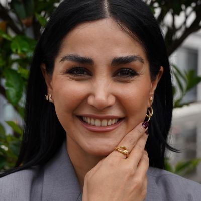 Die Schlangenformen von @olelynggaardcopenhagen sind ausdrucksstark, sinnlich und voller Eleganz. 

Unsere Verkaufsberaterin Sara Younesi zeigt, wie individuell Schmuck sein kann. Zwei unterschiedliche Ohrringe, schön kombiniert. 

#OleLynggaard #JuwelierGadebusch #Köln