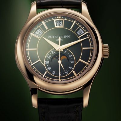 Die @patekphilippe  Jahreskalender Mondphase 5205R-011 vereint technische Raffinesse mit außergewöhnlicher Ästhetik. Das edle Roségoldgehäuse harmoniert perfekt mit dem olivgrünen Sonnenschliff-Zifferblatt, dessen schwarzer Farbverlauf für faszinierende Tiefe sorgt.
Im Inneren arbeitet das Automatik-Kaliber 26-330 S QA LU 24H mit dem von Patek Philippe patentierten Jahreskalender, der Wochentag, Monat und Datum übersichtlich darstellt.
Ein handgenähtes Alligatorlederarmband in zweifarbig patiniertem Grün rundet den Zeitmesser stilvoll ab und unterstreicht seinen außergewöhnlichen Charakter.
#PatekPhilippe #PatekTime #Complications #JuwelierGadebusch #köln