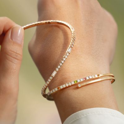 Was, wenn Gold sich wie eine Umarmung anfühlen könnte?
Mit dem Wellendorff-Armband UMARME MICH Power in white wird diese Idee Wirklichkeit. Jeder einzelne 18-karätige Goldwürfel besitzt eine exakt berechnete Form und einen individuellen Winkel. Nur so schmiegt sich das federnde Gold ohne Schließe wie von selbst um das Handgelenk und bewahrt seine außergewöhnliche Flexibilität. 
Eine technische Meisterleistung, verborgen in vollendeter Eleganz. 
#Wellendorff #ChooseYourPower #finejewellery #juweliergadebusch #köln