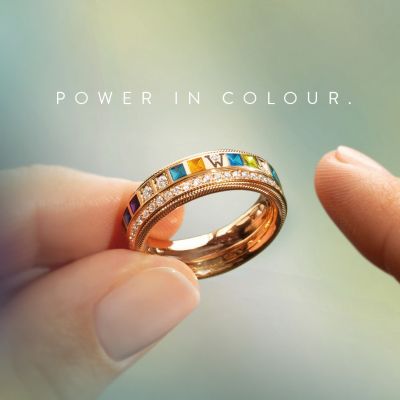 Leuchtkraft, neu definiert. 💫
Im neuen Wellendorff‑Ring POWER IN COLOUR entsteht die außergewöhnliche Tiefenwirkung der Farben durch 30 präzise in den Untergrund gravierte Ebenen.
Feinste Linien verbinden sich zu dreidimensionalen Facetten, die das Licht aus jedem Blickwinkel aufnehmen und reflektieren.
Entdecken Sie die Goldschmiedekunst der POWER Kollektion 2026.
#Wellendorff #ChooseYourPower #JuwelierGadebusch #köln