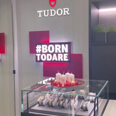 Wir zünden die erste Kerze an und lassen den Zauber der Vorweihnachtszeit erwachen – ein Moment voller Ruhe, Licht und Liebe. Wir wünschen einen frohen ersten Advent aus der Tudor Boutique Köln! 🕯️
#TudorWatch #BornToDare #TudorBoutiqueKöln #Advent