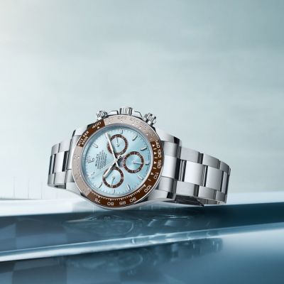 Bei dieser Version in Platin 950 des @rolex  Cosmograph Daytona ist die Schwungmasse in 18 Karat Gelbgold durch den transparenten Gehäuseboden aus Saphirglas zu bewundern. #Rolex #CosmographDaytona #OfficialRolexRetailer #JuwelierGadebusch #köln