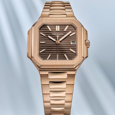Markantes Design. Unverwechselbarer Charakter.
Mit der @patekphilippe  Cubitus Ref. 7128/1R-001 präsentiert Patek Philippe eine neue Interpretation sportlicher Eleganz. Das markante quadratische 40-mm-Roségoldgehäuse verbindet klare Linien mit sanft gerundeten Konturen und einem faszinierenden Wechselspiel aus satinierten und polierten Flächen.
Das braune Sonnenschliff-Zifferblatt mit horizontaler Prägung verleiht der Cubitus ihre unverwechselbare Ausstrahlung. Im Inneren arbeitet das Automatikkaliber 26-330 S C mit Sekundenstopp und Datumsanzeige – sichtbar durch den Saphirglasboden mit seinem kunstvoll verzierten 21-Karat-Goldrotor.
Eine Uhr für Kenner, die außergewöhnliches Design ebenso schätzen wie feinste Uhrmacherkunst – und Charakter am Handgelenk tragen möchten.
#PatekPhilippe #PatekTime #Cubitus #JuwelierGadebusch #köln