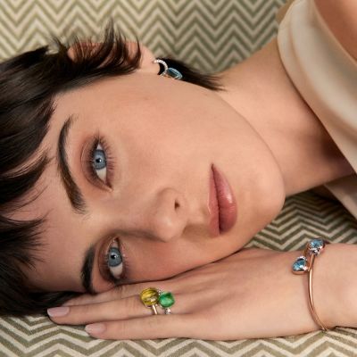 Color your world – mit Nudo von @pomellato 💎✨
Ikonisch, ausdrucksstark und unverwechselbar: Die Nudo Kollektion steht wie keine andere für die pure Schönheit von Edelsteinen. 
💙 Der Nudo Mini Armreif fasziniert mit zwei London Blue Topasen – elegant, vielseitig und perfekt für jeden Tag. Passend dazu setzen die Nudo Ohrringe mit himmelblauen Topasen und Diamanten ein glamouröses Statement. 
💚💛 Für sommerliche Frische sorgen der klassische Nudo Ring, der Prasiolith und grünen Achat vereint im Stacking Look mit dem Nudo Ring mit Zitronenquarz.
#Pomellato #NudoCollection #JuwelierGadebusch #köln