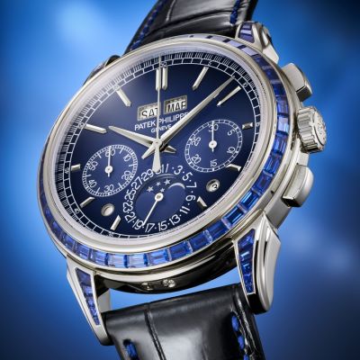 Wenn höchste Uhrmacherkunst auf Haute Joaillerie trifft.

Die @patekphilippe  Ref. 5271/11P-010 vereint einen Ewigen Kalender Chronographen mit der außergewöhnlichen Schönheit feinster Juwelierkunst. Das Gehäuse aus Platin wird von leuchtenden Baguette-Saphiren eingerahmt, während das tiefblaue Zifferblatt mit schwarzem Verlauf eine faszinierende Tiefe schafft.

Im Inneren sorgt ein traditionelles Handaufzugswerk mit sechs patentierten Innovationen für höchste technische Raffinesse.

Ein außergewöhnliches Zusammenspiel aus Präzision, Farbe und zeitloser Eleganz. #PatekPhilippe #PatekTime #JuwelierGadebusch #Köln