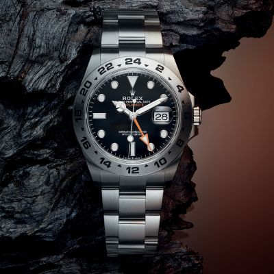 Die 1971 vorgestellte @rolex  Explorer II eroberte mit ihren Funktionen und ihrer Widerstands­fähigkeit unter Extrem­bedingungen einen Platz in der Welt der Erforschung und Entdeckung. Die verbreiterten Indizes und Zeiger und der zusätzliche orangefarbene 24‑Stunden-Zeiger heben sich vom schwarz lackierten Zifferblatt ab, damit die Ablesbarkeit in jeder Umgebung gewährleistet ist.#Rolex #Explorer #OfficialRolexRetailer #JuwelierGadebusch #Köln