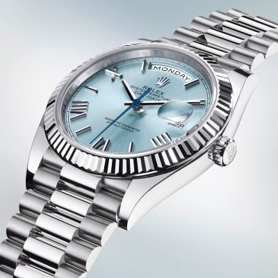 Die  @rolex  Oyster Perpetual Day-Date 40 in Platin 950 mit einem eisblauen Zifferblatt mit unverbundenen römischen Ziffern, geriffelter Lünette und President-Band.#Rolex #DayDate #OfficialRolexRetailer #JuwelierGadebusch #köln