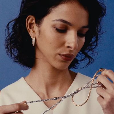 ✨ Zeitlose Eleganz, neu interpretiert ✨
Die Flex’it Halsketten von @fope1929  vereinen ikonisches Design mit unvergleichlichem Tragekomfort: Gefertigt aus 18 Karat Gold und ausgestattet mit einem innovativen Druckverschluss, schmiegen sie sich flexibel und mühelos an – veredelt wahlweise mit einem weißen oder schwarzen Diamanten.
Ob als Statement-Piece oder im angesagten Layering-Look – dank unterschiedlicher Längen lassen sich die Schmuckstücke perfekt kombinieren und individuell stylen.
Ergänzt wird die Eka Kollektion durch elegante Ohrringe aus 18 Karat Gold, besetzt mit funkelndem Diamant-Pavé – für ein strahlendes Finish bei jedem Anlass.
Minimalistisch. Luxuriös. Unverkennbar FOPE. 💫
#FOPE #EkaKollektion #JuwelierGadebusch #köln