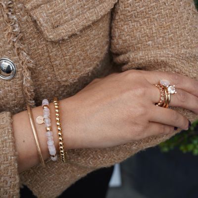 Ein Zusammenspiel aus Farbe, Gold und zeitlosem Design. ✨
Die Schmuckstücke von @bronjewelry lassen sich wunderbar miteinander kombinieren und immer wieder neu entdecken. Zartes Rosa Beryll, warmes 18 KT. Roségold und sanfter Rosenquarz treffen auf klare Formen und besondere Details.#Bronjewelry #JuwelierGadebusch #Köln