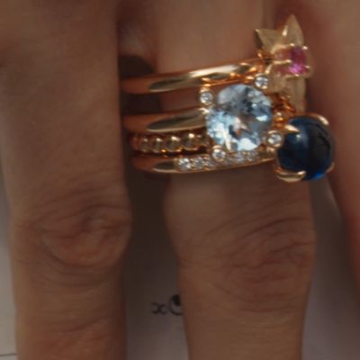 Rhapsody in Blue 💙✨
Tauchen Sie ein in die faszinierende Welt der neuen @bronjewelry  Kollektion 2026: „Rhapsody in Blue“. Inspiriert von der Magie ikonischer Klangwelten, feiert die niederländische Manufaktur die ganze Vielfalt blauer Edelsteine – von zartem Aquamarin über intensiven Tansanit bis hin zu den schimmernden Nuancen des Blautopas.
Ein harmonisches Spiel aus Farben entsteht durch lebendige Akzente in Rosa und Grün – modern, ausdrucksstark und voller Leichtigkeit.
#BronJewelry #RhapsodyInBlue #FineDutchJewelry #JuwelierGadebusch #köln