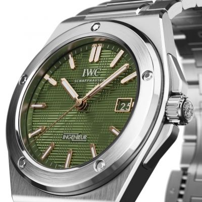 Kraft. Präzision. Charakter. 💚
Die Ingenieur Automatic 40 (Ref.: IW328908) von IWC Schaffhausen verbindet markantes Design mit technischer Exzellenz. Das grüne Zifferblatt mit ikonischer „Grid“-Struktur ist inspiriert von einer Spezialanfertigung, getragen von Sonny Hayes im Film F1® – ein Statement zwischen Rennsport-Ästhetik und Uhrmacherkunst.
Das 40-mm-Edelstahlgehäuse und das integrierte Edelstahlarmband verleihen ihr eine moderne, selbstbewusste Präsenz. Im Inneren arbeitet ein IWC-Manufaktur-Automatikwerk – geschützt durch ein Weicheisen-Innengehäuse gegen Magnetfelder. Gewölbtes, beidseitig entspiegeltes Saphirglas, Datumsanzeige und Stoppsekunde unterstreichen ihre funktionale Raffinesse.
Eine Uhr für alle, die Performance lieben – am Handgelenk und im Leben. ✨
@iwcwatches  @iwcwatches_ger 
#IWCSchaffhausen #Ingenieur #JuwelierGadebusch #köln