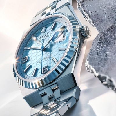 Die Land‑Dweller. Neue Wege beschreiten, in Platin 950. Die erste @rolex , die mit einer seltenen Frequenz von 5 Hertz schlägt. Mit ihrer Dynapulse-Hemmung, Unruhwelle aus Keramik und verstärkten Syloxi-Spirale, die allesamt unempfindlich gegenüber Magnetfeldern sind. Integriertes Flat Jubilee-Band. Und ein völlig neuartiges Zifferblatt mit Wabenmuster in Eisblau, dem Farbton, der den Uhren der Marke in Platin 950 vorbehalten ist. Kaliber 7135, 40 mm.
#Rolex #LandDweller #OfficialRolexRetailer #JuwelierGadebusch #Köln