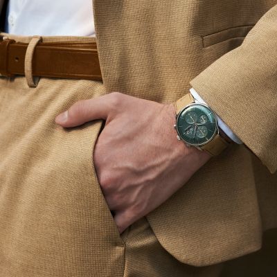 Elegant oder dynamisch? Warum entscheiden. 💚
Die Meister Chronoscope (Ref.: 27_4222) von @junghansgermany  vereint klassische Ästhetik mit sportlicher Funktionalität – ganz selbstverständlich und stilvoll. Das tannengrüne Zifferblatt mit feinem Rundschliff verleiht ihr Tiefe und Charakter, während die typischen schalenförmigen Vertiefungen der Hilfszifferblätter die Handschrift der Meister-Linie tragen.
Im Inneren arbeitet das Automatikwerk Kaliber J880.1 mit bis zu 48 Stunden Gangreserve. Stoppfunktion, Datum und Wochentag machen sie zum souveränen Begleiter im Alltag wie zu besonderen Momenten.
Edelstahlgehäuse mit verschraubtem Sichtboden, entspiegeltes Saphirglas und ein hochwertiges Straußenlederband runden das Design ab – modern, hochwertig und zeitlos zugleich.💫
#Junghans #MeisterChronoscope #JuwelierGadebusch #köln