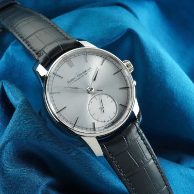 Reduktion in ihrer schönsten Form. ✨
Die PRIMAVERA von @moritz_grossmann_  verkörpert zeitlose Eleganz, meisterhafte deutsche Uhrmacherkunst und höchste Präzision. Ihr eisblaues Zifferblatt aus massivem Silber mit fein gefasten Indexen aus massivem Gold schafft eine außergewöhnliche Klarheit – ergänzt durch handgefertigte, polierte Stahlzeiger, die jedes Detail perfekt in Szene setzen.
Hinter der bewusst reduzierten Gestaltung verbirgt sich traditionelle Handwerkskunst auf höchstem Niveau. Jedes Bauteil, jede Oberfläche und jede Veredelung entsteht mit größter Sorgfalt und Liebe zum Detail – für eine Uhr, die durch ihre schlichte Perfektion beeindruckt.
Die PRIMAVERA beweist: Wahre Schönheit braucht keine Übertreibung.
#moritzgrossmann #primavera #schoenstesdeutscheshandwerk #JuwelierGadebusch #köln