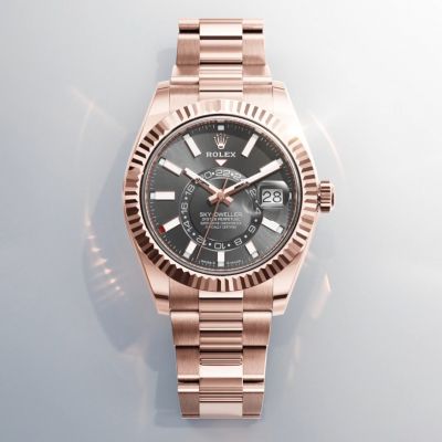 Die @rolex  Sky‑Dweller. Präzises Timing für die Lüfte voraus. Oyster-Gehäuse und Oyster-Band aus exklusivem 18 Karat Everose-Gold, das in der hauseigenen Gießerei der Marke gegossen wird. Schiefergraues Zifferblatt mit exzentrischer drehbarer 24-Stunden-Zahlenscheibe, die eine zweite Zeitzone anzeigt. Datum und Monat dank des revolutionären Saros-Jahreskalenders auf einen Blick sichtbar. Und das patentierte Ring-Command-System, um alles intuitiv zu bedienen, gesteuert über die Aufzugskrone und die charakteristische geriffelte Lünette von Rolex. 42 mm, Kaliber 9002.
#Rolex #SkyDweller #OfficialRolexRetailer #JuwelierGadebusch #Köln