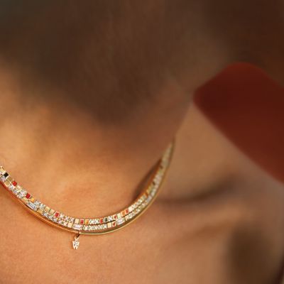Es gibt Schmuckstücke, die einen durch den Tag begleiten.Und solche, die den Moment verändern.Das Collier POWER IN RED edel aus der Schmuckmanufaktur Wellendorff vereint beides. Es ist wandelbar und genau darin liegt seine Magie.Entdecken Sie die Kraft von Liebe, Leidenschaft und besonderer Goldschmiedekunst. ✨

#wellendorff #ausliebedasbeste #powerinred #JuwelierGadebusch #Köln