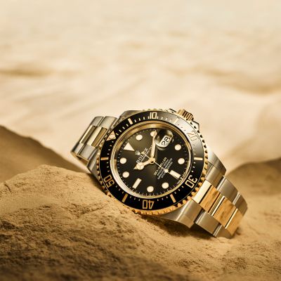 Die @rolex  Sea‑Dweller in einer Version in Rolesor gelb – einer Kombination aus Edelstahl Oystersteel und Gelbgold – mit einer Cerachrom-Zahlenscheibe in schwarzer Keramik und dem Heliumventil für die Dekompression beim Tauchen. Wasserdicht bis 1.220 Meter Tiefe.
#Rolex #SeaDweller #OfficialRolexRetailer #JuwelierGadebusch #Köln