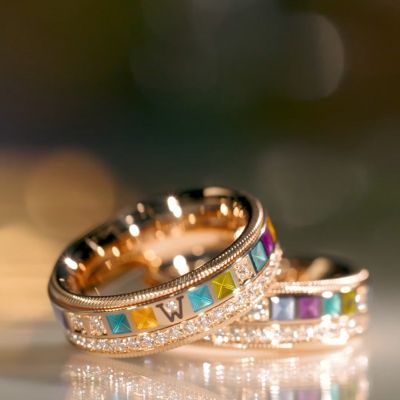 Farbe wird zu Emotion. 💚
Grün steht für Hoffnung und Glück. Gelb schenkt Wärme. Blau verleiht Tiefe und Ruhe, während Violett Stärke und Kreativität ausdrückt. All dies entfaltet sich im neuen Ring POWER IN COLOUR aus der Schmuckmanufaktur Wellendorff.
Lassen Sie sich von den Farben inspirieren.
#wellendorff #ChooseYourPower #spring #finejewellery #JuwelierGadebusch