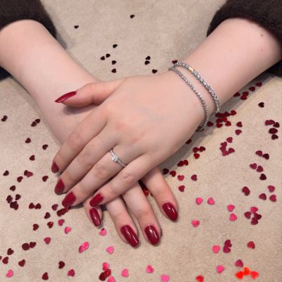Der Valentinstag rückt näher- Zeit für eine Liebeserklärung, die für sich spricht.💌
Ein Solitär ist der ultimative Ausdruck purer Zuneigung. Ob als Collier, Armband, Ring oder Ohrstecker aus der Gadebusch „Infinity Solitaire“ Kollektion, er verwandelt sich in einen strahlenden Fixstern ewiger Liebe. Zurückhaltend, zeitlos und stets veredelnd - ein Symbol, das für sich spricht. 💖 #GadebuschJuwelen #InfinitySolitaireKollektion #TraditionellAnders #JuwelierGadebusch #Köln