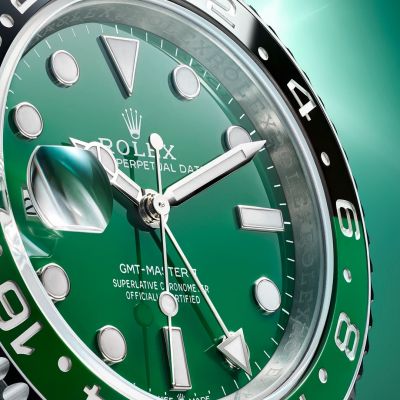 @rolex  enthüllt sein allererstes Zifferblatt aus Keramik an der Oyster Perpetual GMT‑Master II, hier in einer Ausführung in 18 Karat Weißgold. Gleiches Material, gleiche grüne Farbe, gleicher Glanz – das Cerachrom-Zifferblatt ist perfekt auf die Tagesstundenhälfte der grün-schwarzen Zahlenscheibe abgestimmt. Dieses neue Zifferblatt ist für die GMT‑Master II mit Aufzugskrone links und Oyster-Band erhältlich. #Rolex #GMTMasterII #WatchesAndWonders2025 #JuwelierGadebusch #köln